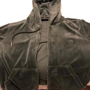 Använde 2-3 gånger mörk grön koftan är storlek M och byxorna S❤️ - Köpte länge sedan men använde 2-3 gånger helt ny har inte använt den snart 1 år och några månader. 