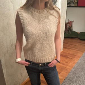 Väst - Skitball stickad väst! Detta plagg går verkligen att styla på massvis olika sätt och funkar både på vinter som sommar 🥰