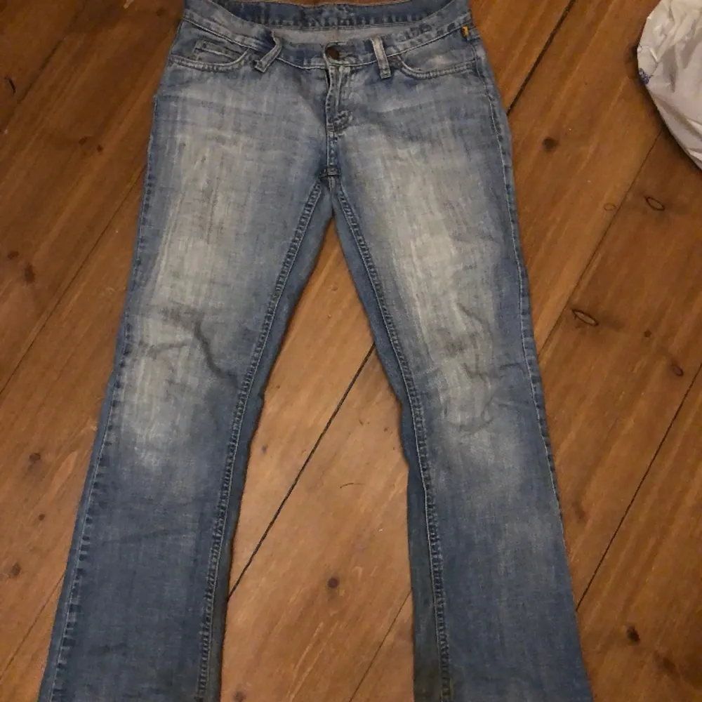 Säljer ett par as snygga jeans så de inte passar mig längre . Jeans & Byxor.