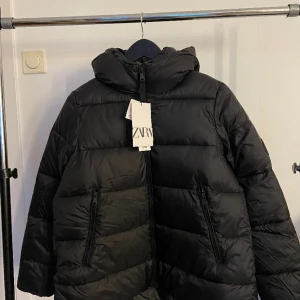 Dunjacka  - Svart dunjacka från Zara, aldrig använd❣️