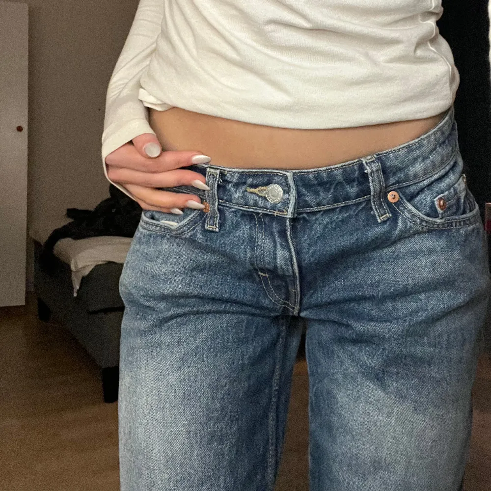 Weekday jeans low waist raka, slutsålda, aldrig kommit till användning då de inte va min stil . Jeans & Byxor.