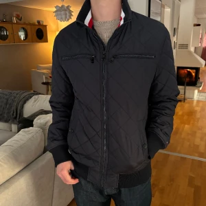 Tommy Hilfiger jacka  - Super snygg Tommy Hilfiger jacka i nyskick, jackan är i storlek L😊 Priset går att diskutera