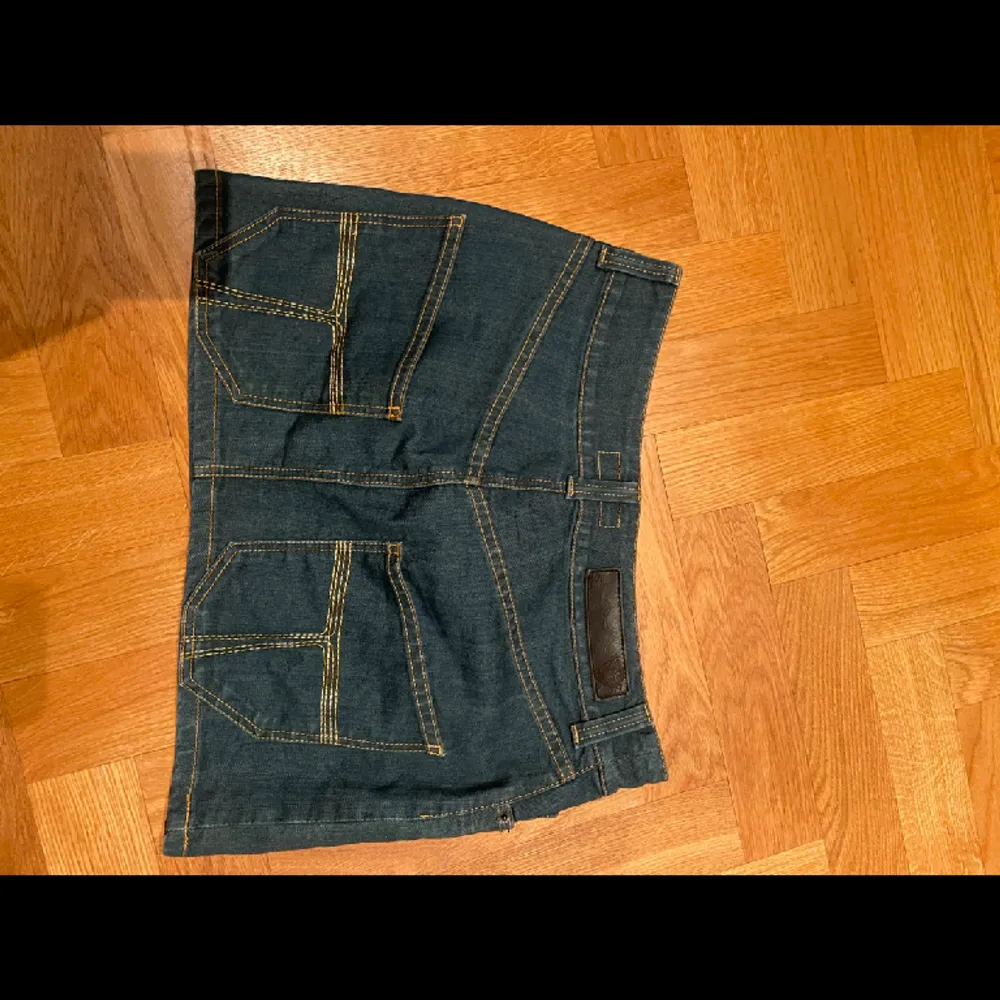 Jätte snygg jeans kjol från tiger of Sweden. Använt 1 gång men säljer för har liknande och den har blivit för stor för mig. Kjolar.