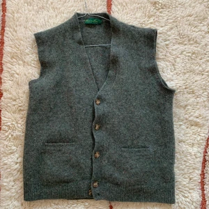 Grön väst i ylle  - Nästan oanvänd väst i ylle. Från stadsmissionen. 