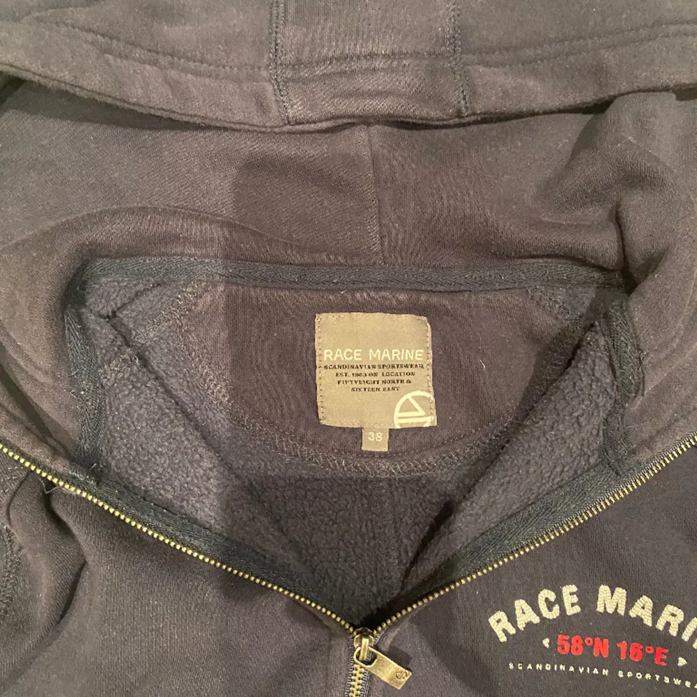 Säljer min race marine zip hoodie i strlk 38=M. Den e skick 9/10 bara använd några gånger ingen defekt. Väldigt skön och perfekt för vinter kylan. Priset kan diskuteras.. Hoodies.