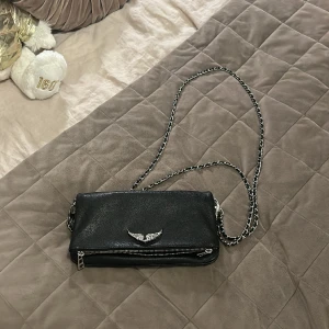 Zadig et Voltaire väska💕💕💕 - Säljer min jättefina Zadig väska då den inte kommer till så mycket användning längre. (Största varianten)  Nypris 4000 kr