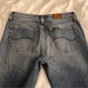 Ett par vintage jeans från lee köpta secondhand men passade ej, för beskrivningen stämmde ej och gick ej göra retur storlek 29 Midjemått: 85 eller 42,5 tvärs över Innerbenslängden: 83 