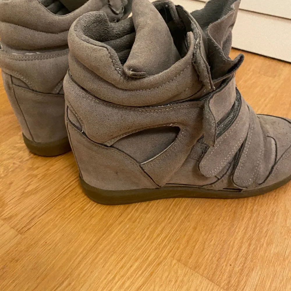 Säljer dessa superfina Isabel Marant liknande skorna, de är i jättefint skick då de bara användts några få gånger💕. Skor.