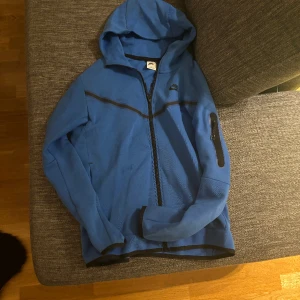 Nike tech - Säljer tröjan då jag ej använder den. Köpt i Nike butik för ungefär 1100. Använd väldigt lite och är precis som ny. Tröjan är i storlek M.