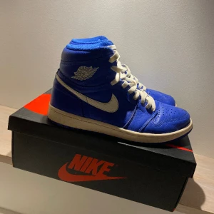 Jordan 1 retro high hyper royal - Jordan 1 hyper royal Cond 8,5/10 finns lite crease Box samt blåa extra laces medföljer