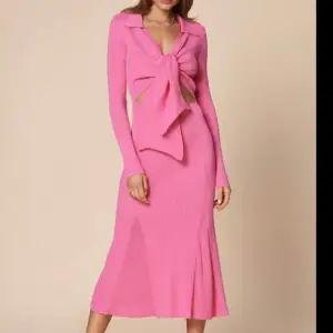 Rosa klänning från Adoore. Riviera Knitted Dresss storlek 34. Passar mig som är en 36:a 