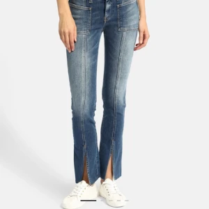 Diesel jeans - Lowwaist svarta jeans från diesel med slits där fram. Sista bilden är samma modell fast i en annan färg för att se hur de ser ut bättre