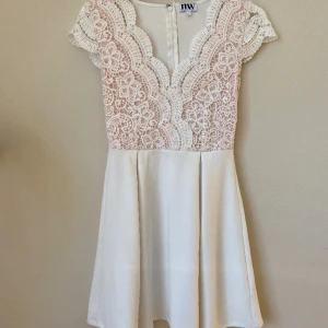 Student klänning - Vit klänning/student klänning i storlek 34. Denna klänning är endast använd vid 1 tillfälle och har inga tecken på slitage eller fläckar! Köpt på Bubbleroom för cirka 500kr, säljer den för 150kr. Köparen står för frakten! 