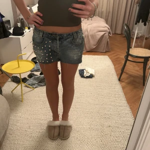 Jeans shorts  - Snygga jeansshorts med nitar