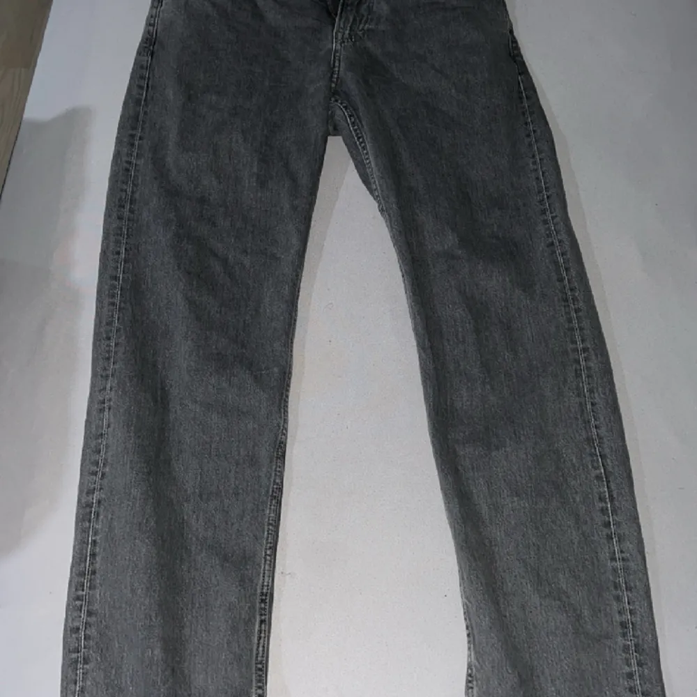 Gråa jeans i storlek 31W och 34L. Nypris 499kr. Straight leg modell.   Kan fraktas!. Jeans & Byxor.