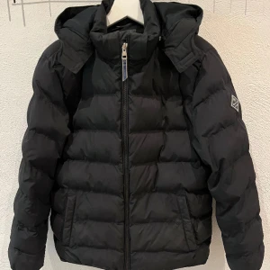 Gant jacka svart - Svart Gant jacka (vinterfodrad) i stl 158/164. Fint skick! Pris: 500kr
