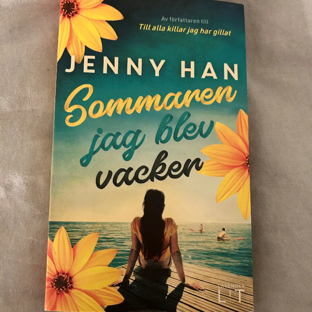 Sommaren jag blev vacker (The summer I turned pretty) på svenska av Jenny Han. Är i pocket format i bra skick. Säljer då jag vill köpa den på engelska.. Övrigt.