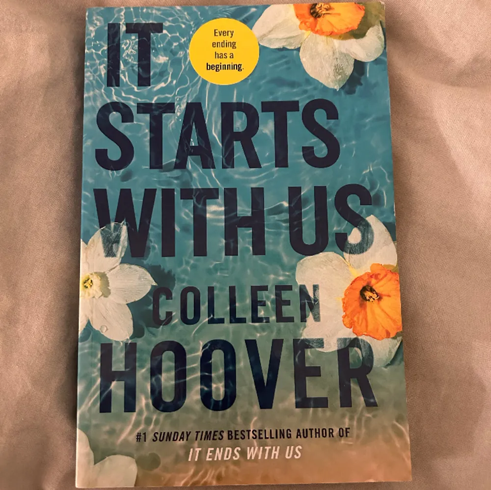 It starts with us av Collen Hoover, uppföljaren till ”It ends with us”. Är i pocket format och är i mycket bra skick. Köpte men har inte öppnat sen dess.. Övrigt.