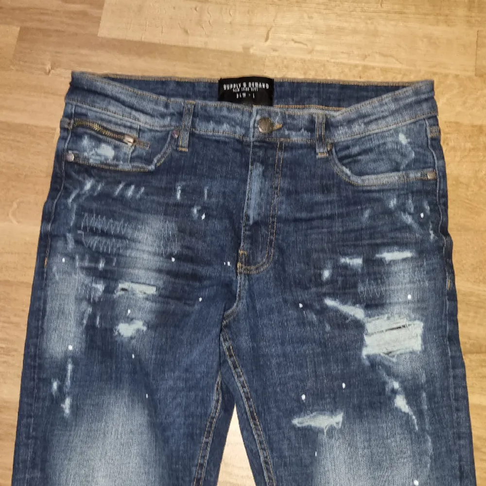 Jag köpte Jeansen för ungefär 3 månader sen, använd 5 ggr max och köpta för 650 kr. Jeans & Byxor.