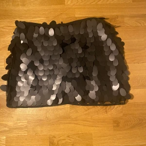 Party kjol  - Helt nytt och inte använts.   Low waisted  Helt perfekt för en night out 