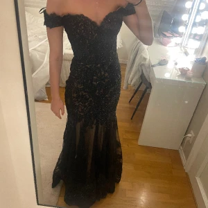 Balklänning - Underbar balklänning som jag tyvärr inte kommer få användning för. Nypris är runt 6000 och den är köpt på dress room linne, pris kan diskuteras!