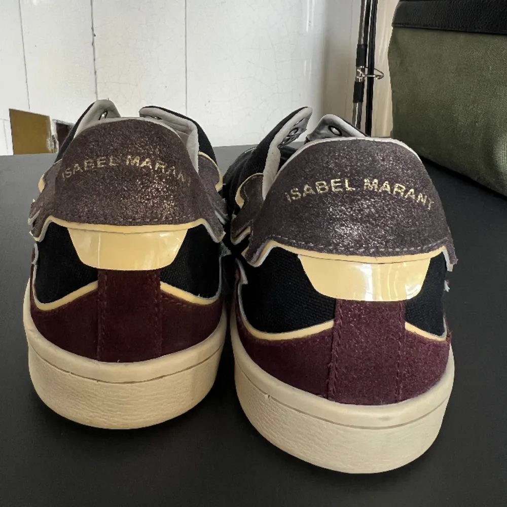 Sneakers från Isabel Marant. I bra skick. Saknar orginalsnören. Nypris ca 2900kr. Skriv för mer bilder/info. Pris kan diskuteras vid snabb affär💕. Skor.