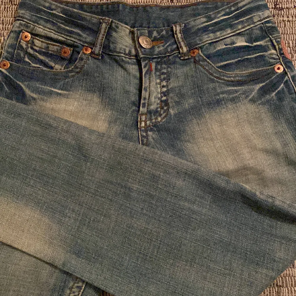Jätte fina jeans från replay vintage! Jätte fina men säljer för de va för små❤️köpt second hand!. Jeans & Byxor.