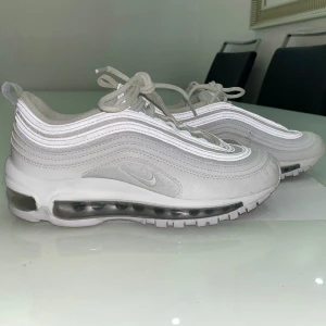 nike air max 97s - här är ett till par nike air max 97s men i vitt! dessa är aningen mer använda än de svarta men ingenting som inte går bort! dessa är i storlek 36, och självklart äkta