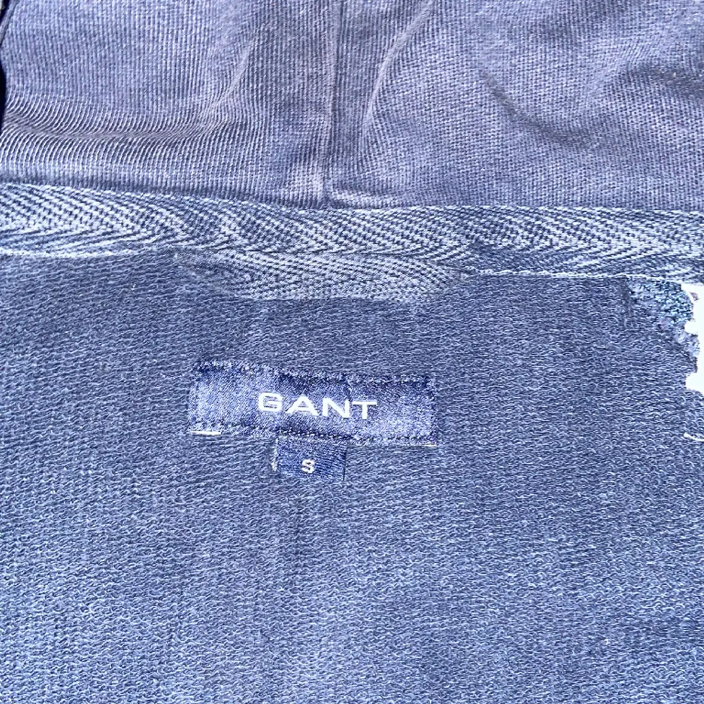 Gant zip up tröja. Säljs då den inte används längre. Passa S/M. Pris kan diskuteras . Hoodies.