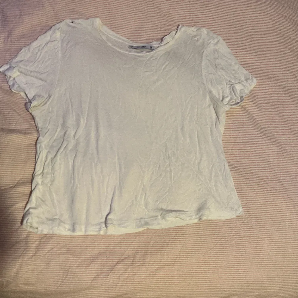 En vit T-shirt från pull & bear använd endast några gånger.. T-shirts.