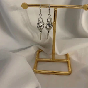 ÖRHÄNGEN  - Så snygga örhängen finns i guld och silver.  Köp för 99kr/st Eller par för 179kr Modell 047/ 092