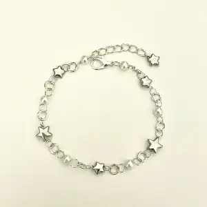 Handgjort silverfärgat armband med vita pärlor och stjärn pärlor. Tryck på köp nu om du vill köpa💗