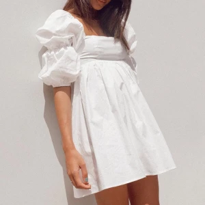 Studentklänning - Supersöt vit klänning ifrån Princess Polly, tänkt att ha som studentklänning men kom inte i tid så den är oanvänd ❤️ Nypris 800kr plus tull osv 