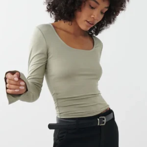 Gina tricot  - Säljer denna trendiga tröja då den aldrig används. Använd cirka 1 gång. 