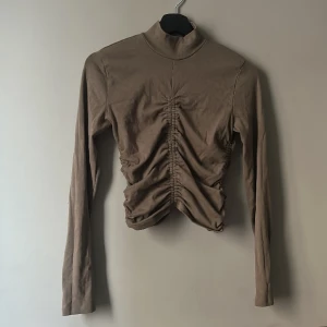 Zara långärmad topp - Långärmad mörkgrön topp från Zara. Gott skick. Passar XS-M skulle jag säga. Står L men har minskat i tvätt.