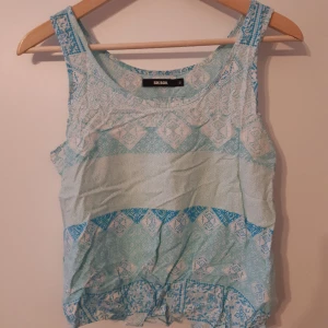 Mönstrat linne - Knappt använt mönstrat linne. Det är skrövligt på bilden då jag för närvarande inte hade stykjärn.