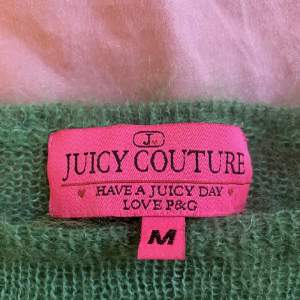 Stickad vintage tröja från juicy couture. Stretchigt material. Storlek M men passsr mig som vanligtvis har storlek S. 
