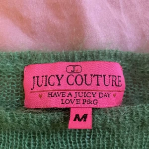 Juicy couture tröja - Stickad vintage tröja från juicy couture. Stretchigt material. Storlek M men passsr mig som vanligtvis har storlek S. 