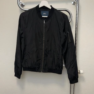 Tunn bomberjacka  - En tunn bomberjacka i storlek S från only.  Köpt för ganska längesen så har inte använt den på sistone men när den va till användning så var den väl använd. Men ändå i fint skick!  