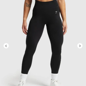 LIFT CONTOUR SEAMLESS LEGGINGS - Säljer dessa från Gymshark, helt nya med prislapp på. Fått i present. Dessa är mer för dom som vill få ett lite mer ”lyft” med tanke på detaljen vid rumpan. Kostar 599kr. Säljer dom för 300 + frakt. Storlek S
