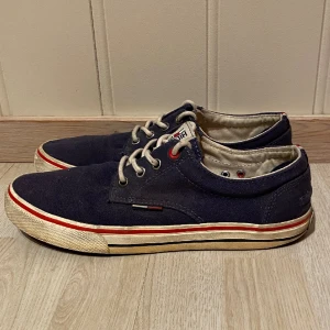 Tommy Hilfiger Sneakers - Snygga och grischiga Tommy Hilfiger skor. Skick 7/10. Skulle behöva tvätta sulan.  Kolla gärna in mina andra annonser🤩  Fraktas inom 48h📦📩