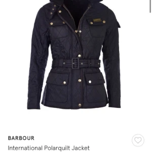 Barbour Jacka - En mycket fin barbour jacka i helt nyskick, riktigt kap då den är som ny men ändå sänkt med mycket.   Nypris: 3600kr  Jag står för frakten ❤️ Först till kvarn 💕