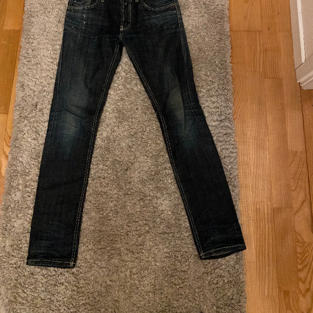 Säljer dessa dondup jeans i fint skick i storlek 30 då de är för små för mig. Jeans & Byxor.