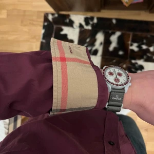 Burberry skjorta  - Vinröd burb skjorta. Sällsynt färg, riktigt tung och man ser riktigt proper ut med den 🤩🤫 Storlek S 🍷🍷🍇 Bra skick 