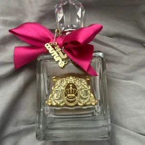 Juicy Couture parfym  - Juicy Couture Parfym 100ml, köpt för 600kr. Säljer för 300kr. Använd ca 2-3 gånger. 