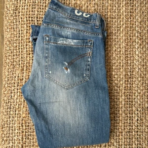 Dondup jeans - Tja säljer dessa riktigt feta dondup George jeansen med slitnings design på. Bra skick hör av vid funderingar! Pris kan diskuteras