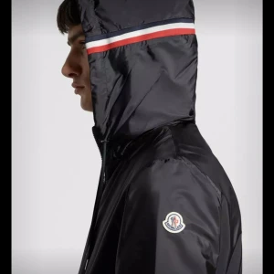 GRIMPEURS HOODED JACKET - Äkta Moncler Windbreaker, topp skick finns däremot inga snören kvar då jag tagit ut dem. Hör av er för egna bilder! 