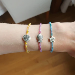 Armband med pärlor - Handgjorda armband med silvrig sjöstjärna/sjöhäst/etc. Går att beställa i valfri färg och valfri "pärla" i mitten🌊🌙  Kan skickas eller hämtas, vi står ej för frakt😇