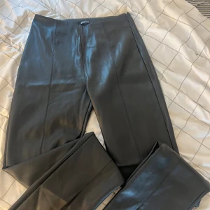 Gina tricot skinnbyxor  - Hej!💗 Dessa är för små för mig. I mycket bra skick, knappt använda. Hör av dig vid frågor eller funderingar!☺️