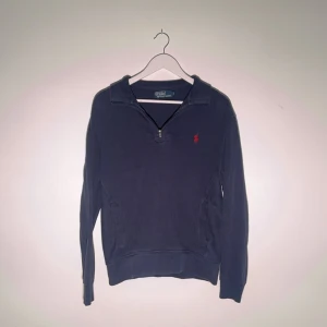 Ralph Lauren Half Zip  - Skick: 8/10  Storlek: M  Färg: Mörk Blå 